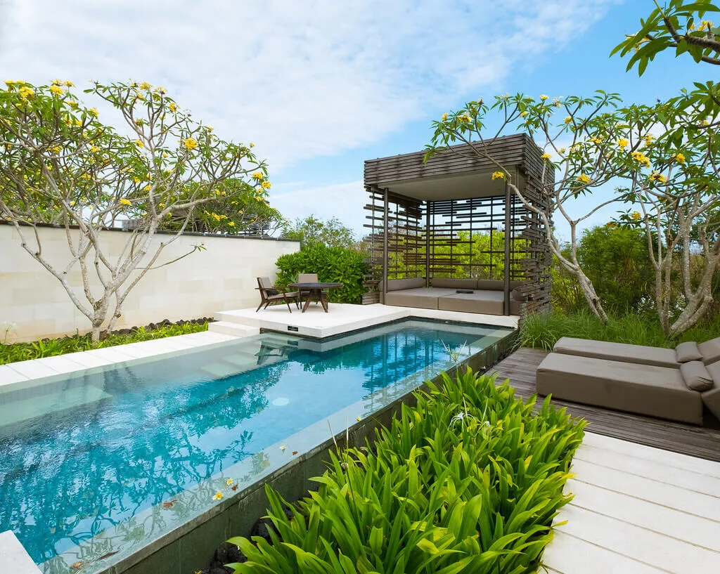 Thiết kế hồ bơi sân vườn phong cách resort nghỉ dưỡng